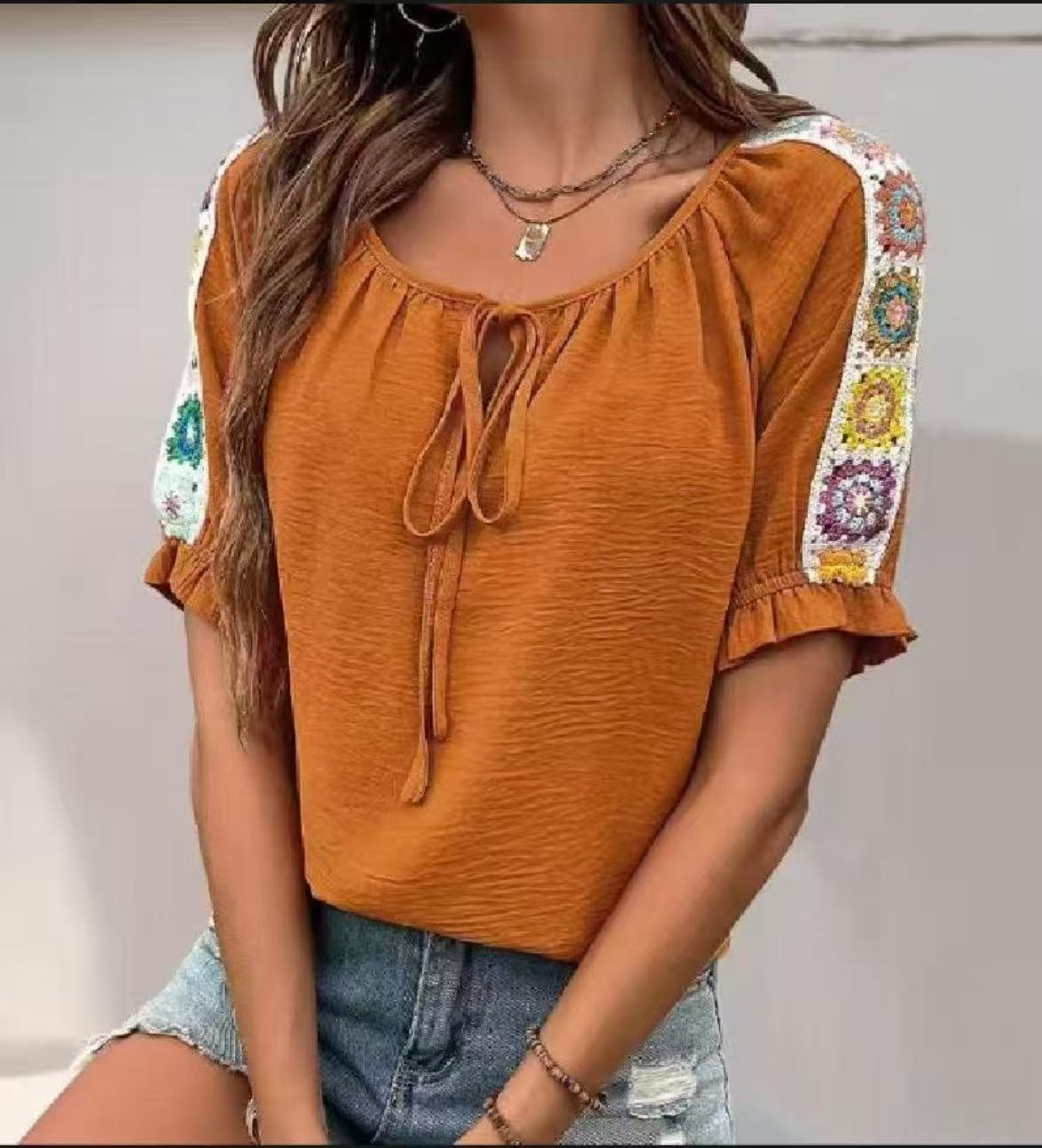 Tie Front Shirt - ボヘミアンスタイルの女性用ブラウス、ネック部分にタイ付き、ショートラッフルスリーブ、エスニック風クロシェスプライス、カジュアルデイリートップ
